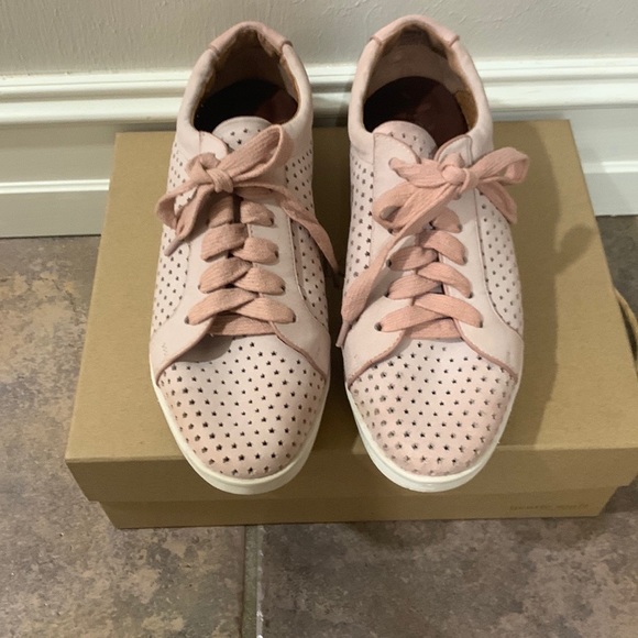 Gentle Soul Peony Sneaker - Picture 2 of 13